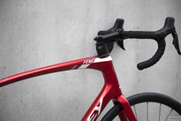 Rower szosowy RIDLEY FENIX DISC - 105 2x11s - kolor FEN-01Bs (Candy Red Metallic-White-Battleship Grey)