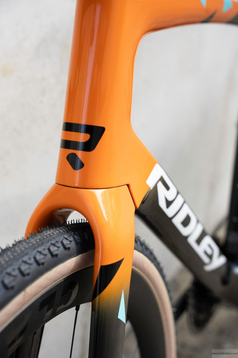 Rower gravel RIDLEY KANZO FAST - GRX800 Di2 Classified 1x11s - kolor D-1077R (Black-Rich Orange Metallic)