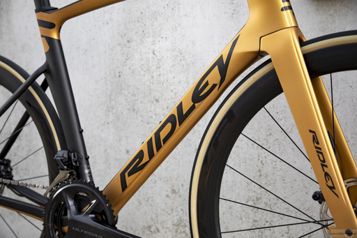 Rower szosowy RIDLEY NOAH FAST DISC - Ultegra Di2 2x12s - kolor NFD-03Am (Black Metallic-Honey Gold Metallic)